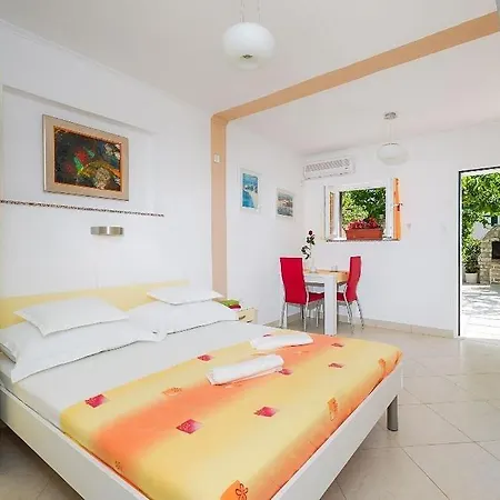 Apartment In With Terrace, Air Conditioning, Wifi, Washing Machine